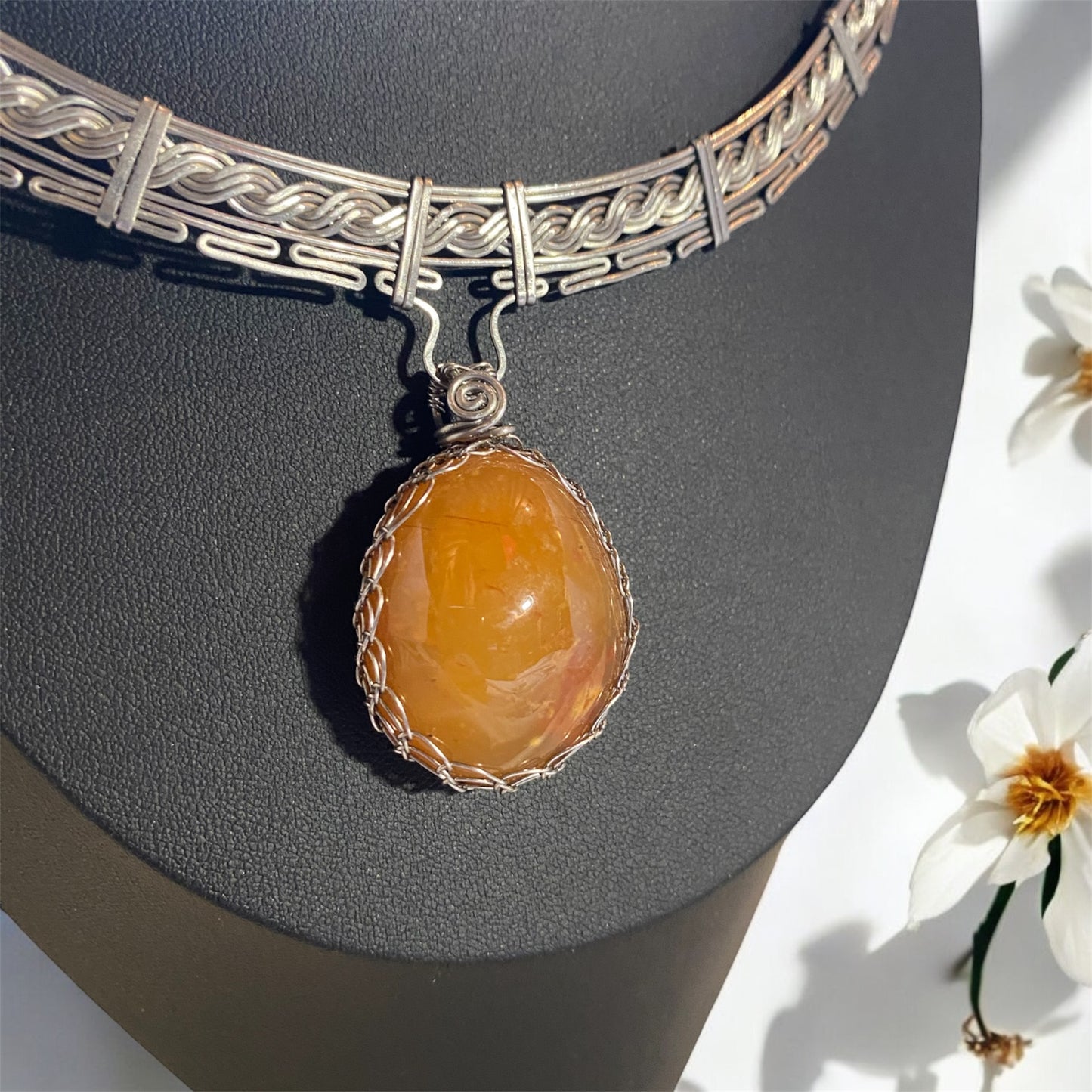 Collier en acier avec pendentif en cornaline