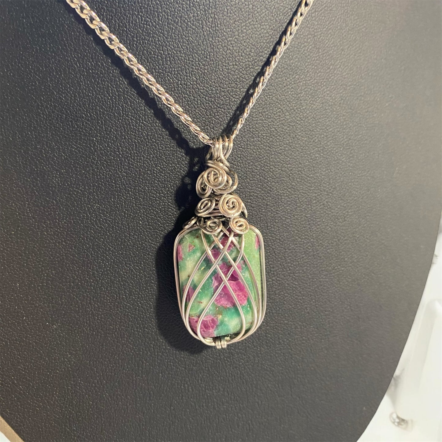 Pendentif en acier et fuchsite à inclusions de rubis